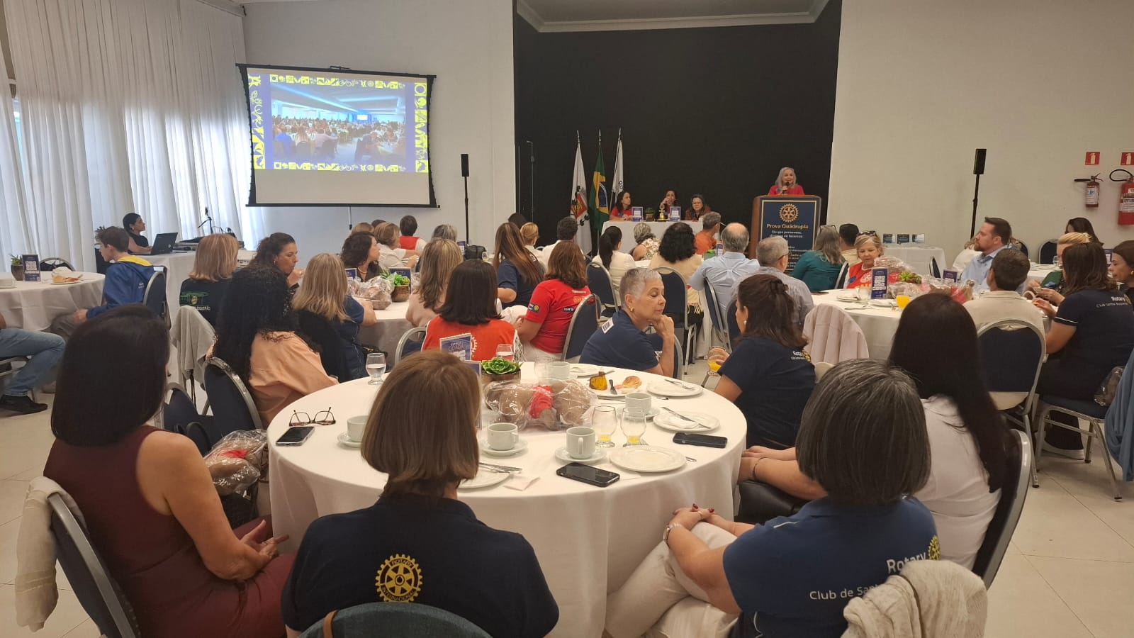 ACONTECEU NO ROTARY BOQUEIRÃO:  GRATIDÃO, SOLIDARIEDADE E SUPERAÇÃO