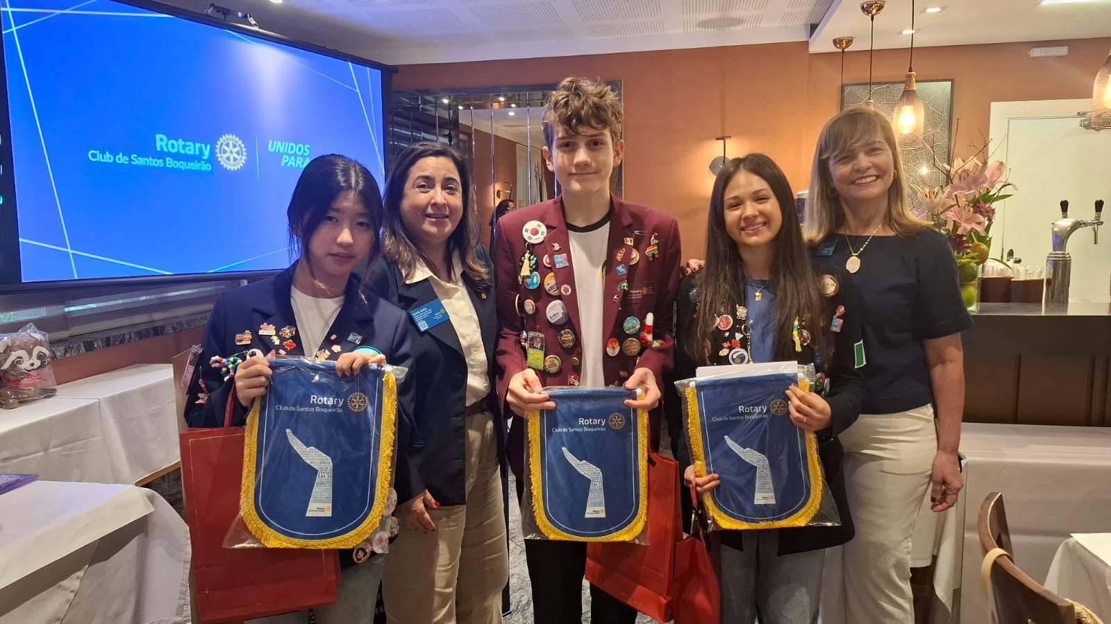 ACONTECEU NO ROTARY BOQUEIRÃO APRESENTAÇÃO DOS INTERCAMBISTAS