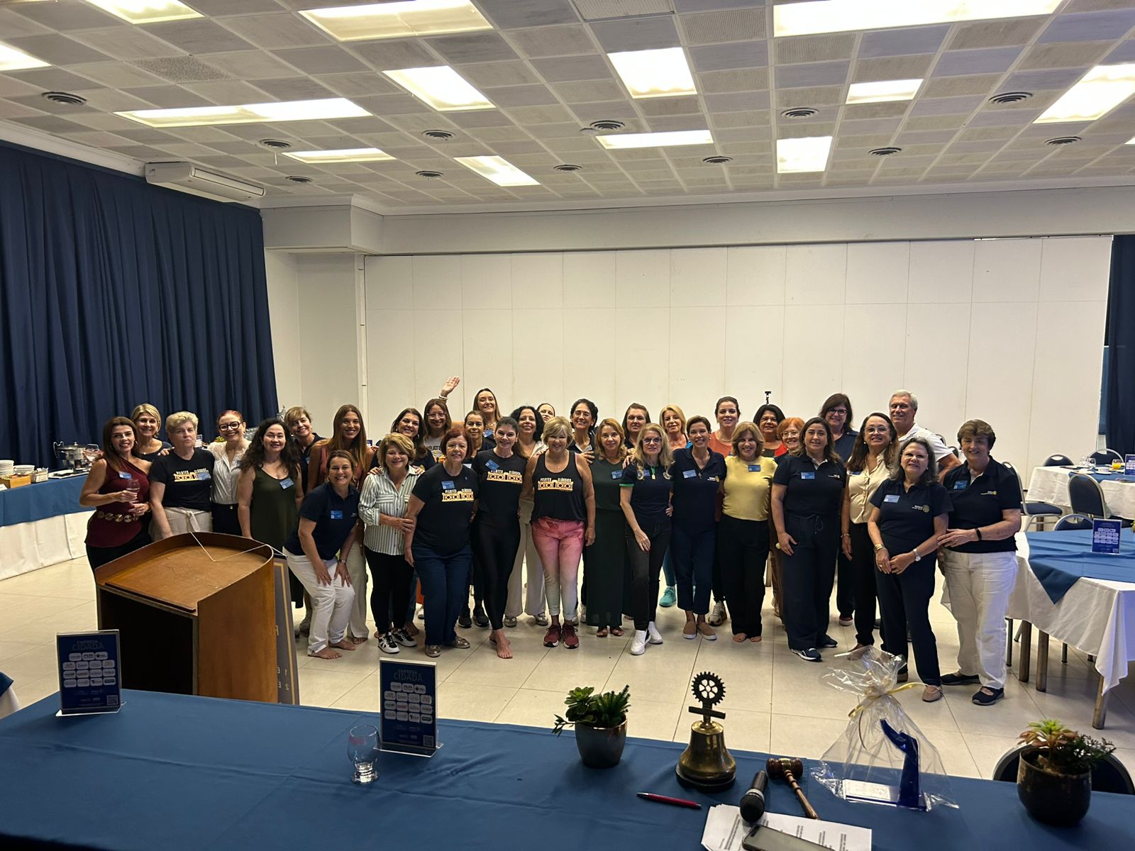 ACONTECE NO ROTARY BOQUEIRÃO: EMPRESA CIDADÃ, RECONHECIMENTO E MOVIMENTO CORPORAL